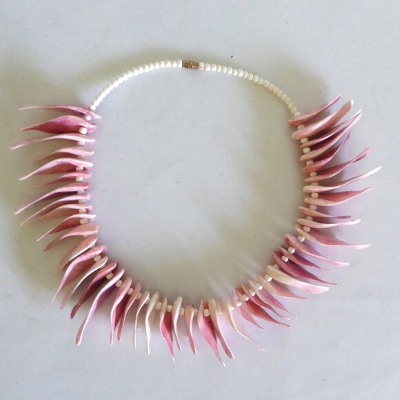 VINTAGE PINK SHELL LEI NECKLACE CHOKER COLLAR 5.5” diameter (PRE-OWNED) - Picture 2 of 8